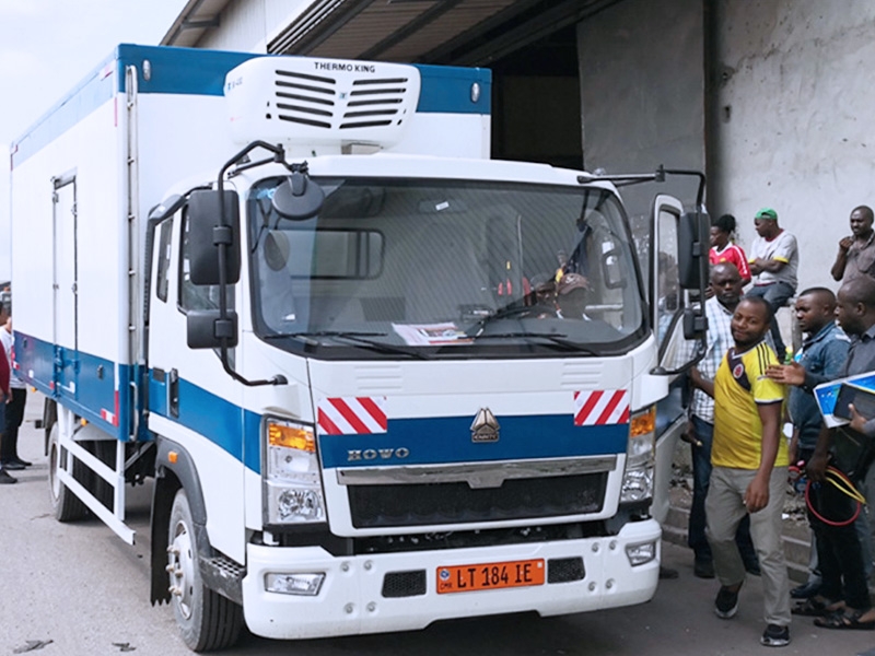 中國重汽首批HOWO輕卡冷藏車在喀麥隆經(jīng)銷商場地完成組裝并交付