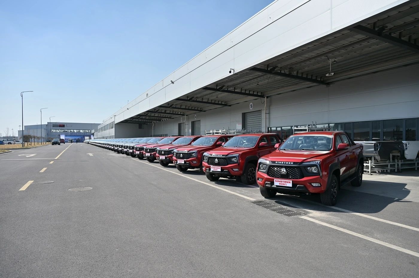 南美市場500臺(tái)訂單首批交車！山東重工中國重汽集團(tuán)搏勝皮卡創(chuàng)海外出口新紀(jì)錄